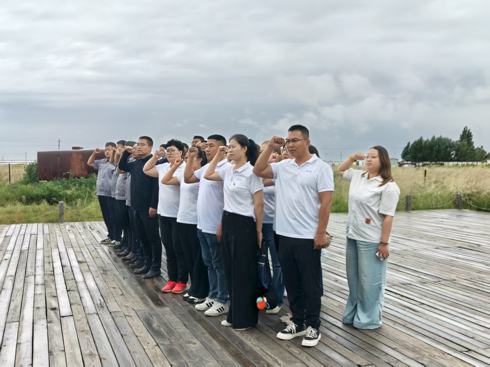 額鹽公司黨支部與東烏旗移動公司黨支部聯(lián)合開展“感黨恩，聽黨話，跟黨走”群眾教育實踐活動暨“銘記烽火歲月，傳承紅色基因”主題黨日活動